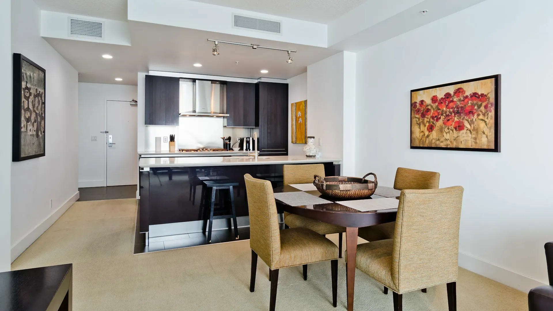 Suite Digs Arriva Calgary Apartment